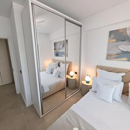 Yaya Pool And By Alezzi Odyssey Apartment Mamaia